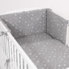 Uniwersalny ochraniacz do łóżeczka – mini gwiazdki białe na szarym