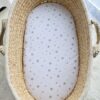 Prześcieradło bawełniane do kosza Mojżesza Boho wózka gondoli 75×35 cm – Mini gwiazdki szare