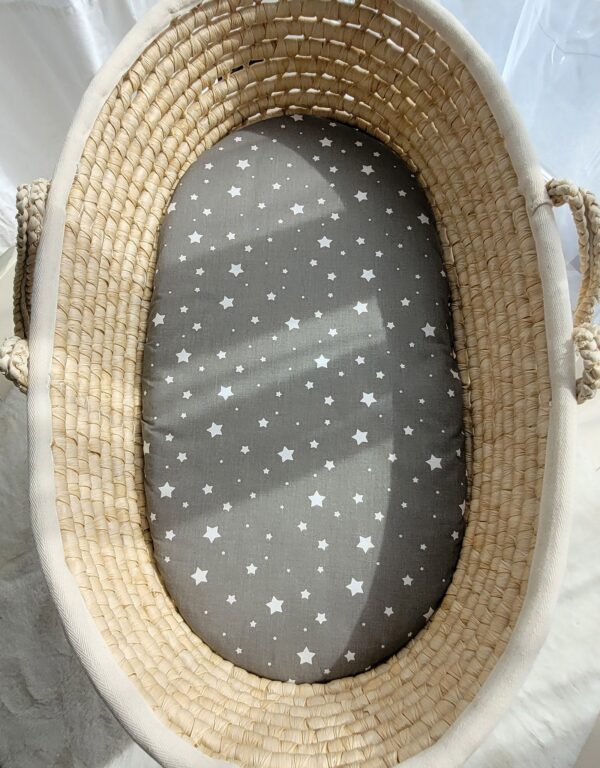 Prześcieradło bawełniane do kosza Mojżesza Boho wózka gondoli 75×35 cm – Mini gwiazdki na szarym