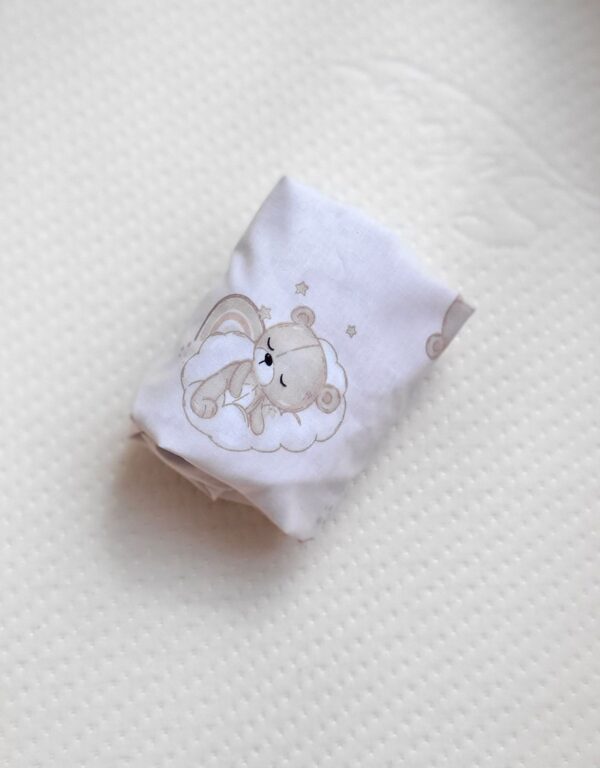 Prześcieradło bawełniane do kosza Mojżesza Boho wózka gondoli 75×35 cm – Rainbow beige bear