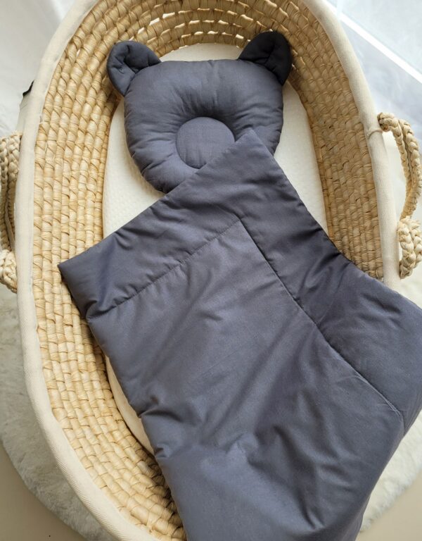 Pościel dla niemowląt z wypełnieniem kołderka i poduszka profilowana Miś – zestaw 2cz. – antracyt