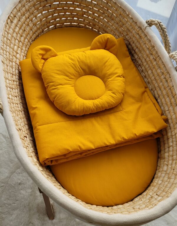 Pościel dla niemowląt z wypełnieniem kołderka i poduszka profilowana Miś – zestaw 2cz. – musztardowy