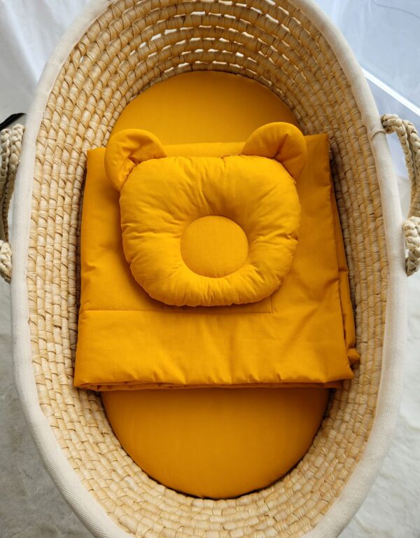 Pościel dla niemowląt z wypełnieniem kołderka i poduszka profilowana Miś – zestaw 2cz. – musztardowy