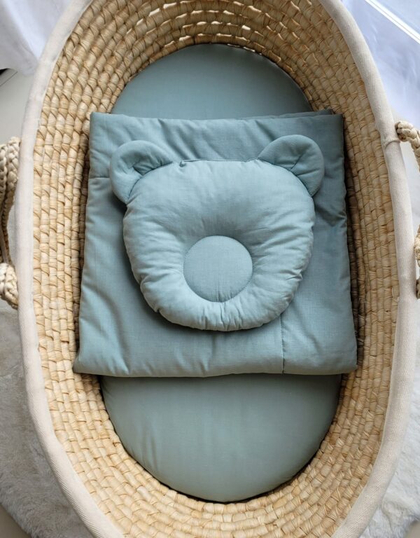 Pościel dla niemowląt z wypełnieniem kołderka i poduszka profilowana Miś – zestaw 2cz. – szałwia