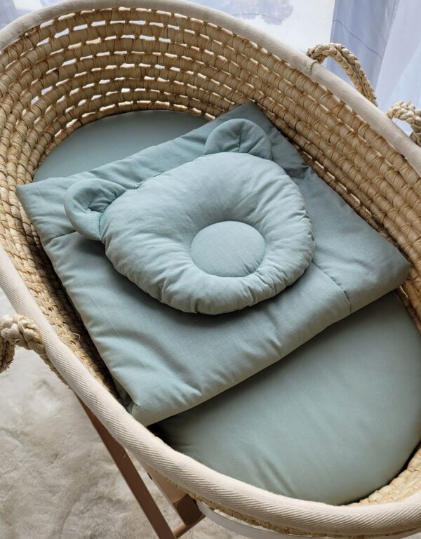 Pościel dla niemowląt z wypełnieniem kołderka i poduszka profilowana Miś – zestaw 2cz. – szałwia