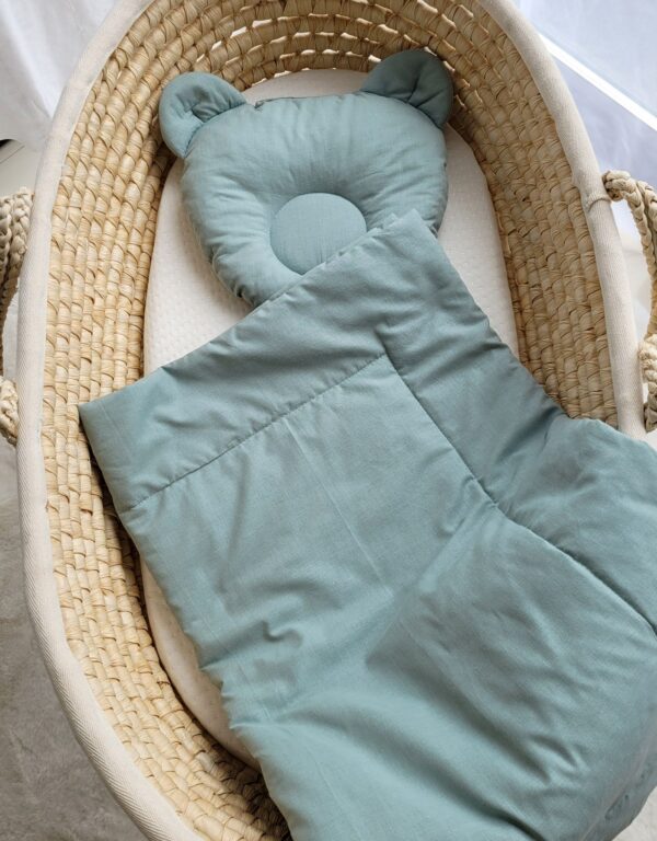 Pościel dla niemowląt z wypełnieniem kołderka i poduszka profilowana Miś – zestaw 2cz. – szałwia