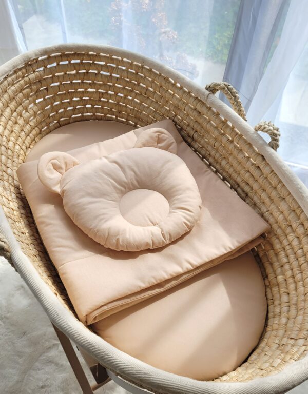 Pościel dla niemowląt z wypełnieniem kołderka i poduszka profilowana Miś – zestaw 2cz. – beżowy