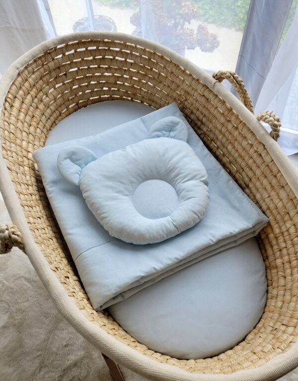 Pościel dla niemowląt z wypełnieniem kołderka i poduszka profilowana Miś – zestaw 2cz. – niebieski