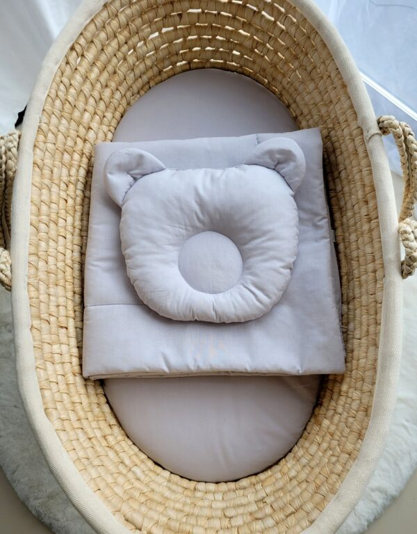 Pościel dla niemowląt z wypełnieniem kołderka i poduszka profilowana Miś – zestaw 2cz. – szary