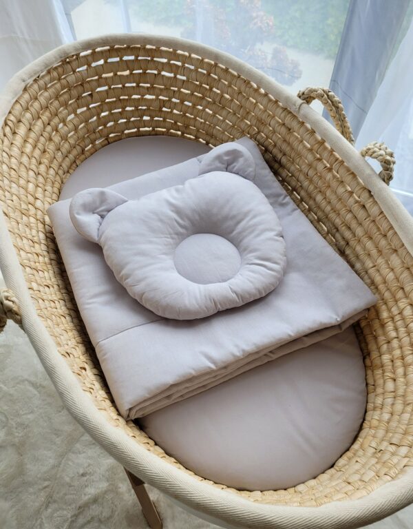 Pościel dla niemowląt z wypełnieniem kołderka i poduszka profilowana Miś – zestaw 2cz. – szary