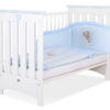 Drewniane łóżeczko dla niemowląt 120x60cm Lorenzo III biało-niebieskie, z osłonkami gryzakami