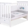 Drewniane łóżeczko dla niemowląt 120x60cm Lorenzo III biało-szare, z osłonkami gryzakami
