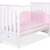 Drewniane łóżeczko dla niemowląt 120x60cm Lorenzo III biało-różowe, z osłonkami gryzakami