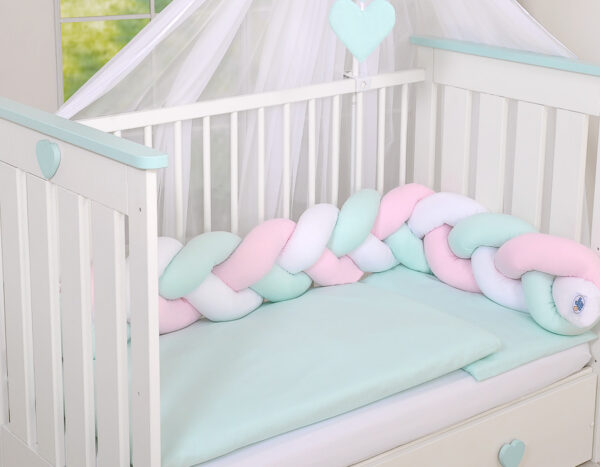 Ochraniacz warkocz pleciony do łóżeczka – biało- różowo-miętowy