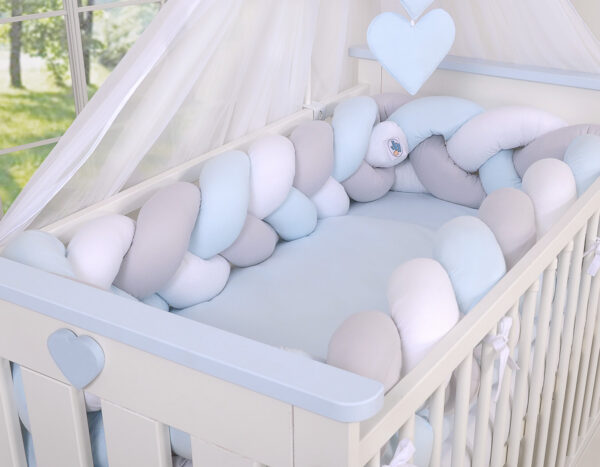 Ochraniacz warkocz pleciony do łóżeczka XXL – biało-szaro – niebieski