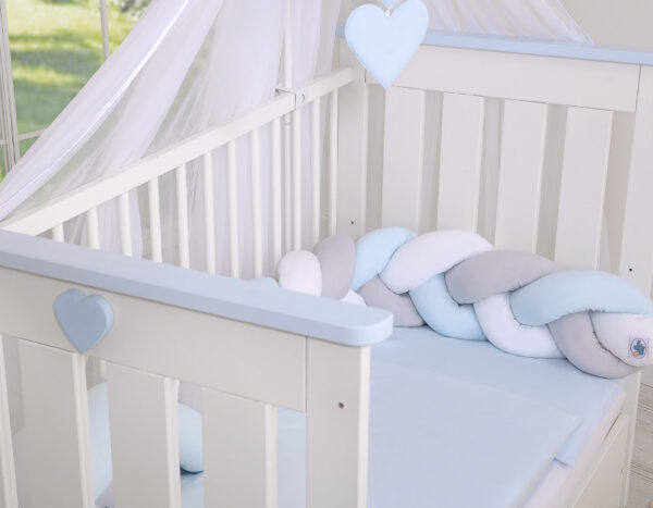 Ochraniacz warkocz pleciony do łóżeczka –  biało-szaro-niebieski