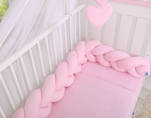 Ochraniacz warkocz pleciony do łóżeczka – różowy