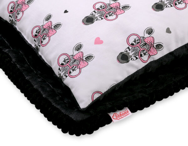 Komplet: Dwustronny kocyk minky   poduszka – zebry różowe