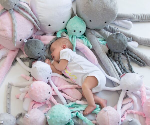 Przytulanka dla dzieci Ośmiornica z grzechotką – szara