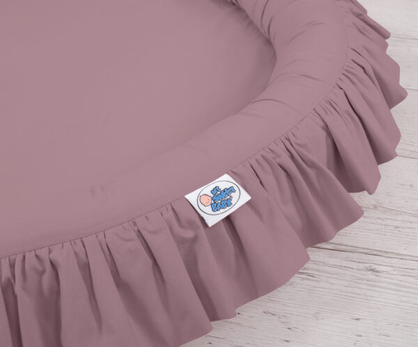 Gniazdko z falbanką – róż retro