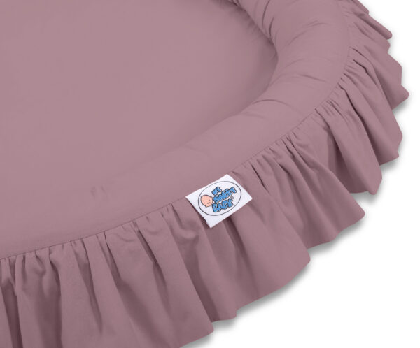 Gniazdko z falbanką – róż retro