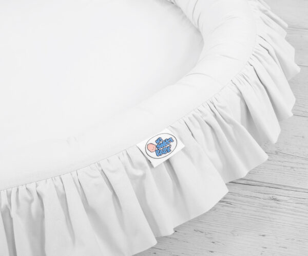 Gniazdko z falbanką – białe