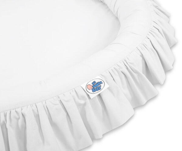 Gniazdko z falbanką – białe