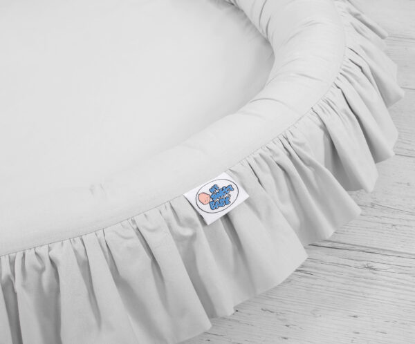 Gniazdko z falbanką – szare