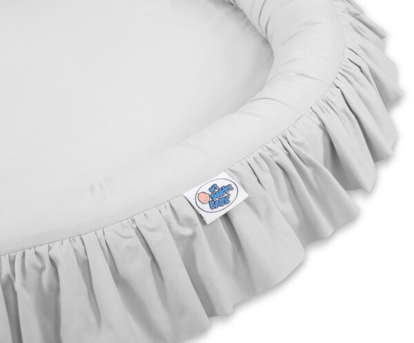 Gniazdko z falbanką – szare