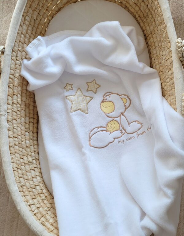 Kocyk polarowy dla niemowląt – Carlo- Miś z gwiazdkami biały