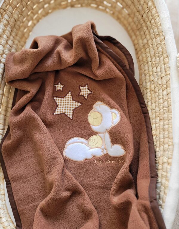Kocyk polarowy dla niemowląt – Carlo- Miś z gwiazdkami brązowy
