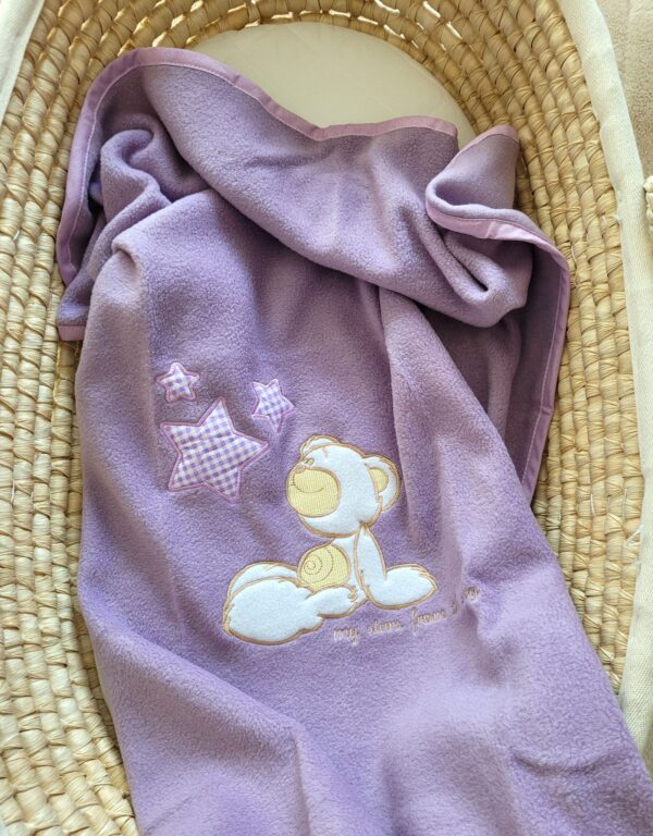 Kocyk polarowy dla niemowląt – Carlo- Miś z gwiazdkami fioletowy