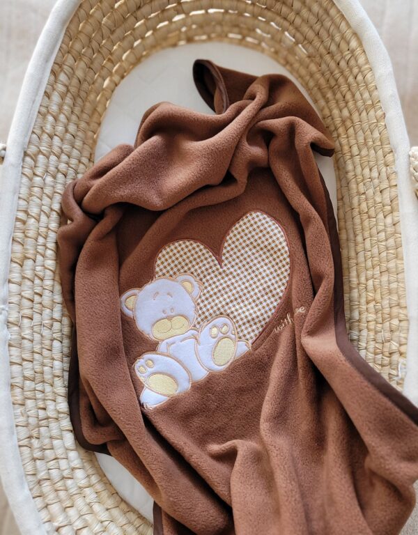 Kocyk polarowy dla niemowląt – Milo- Miś z sercem brązowy