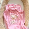 Kocyk polarowy dla niemowląt – Miś z kokardką różowy