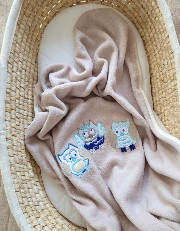 Kocyk polarowy dla niemowląt – Sowy Bigi Zibi & Adele- beżowy