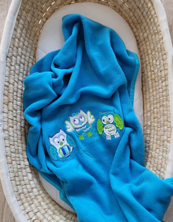 Kocyk polarowy dla niemowląt – Sowy Bigi Zibi & Adele- turkusowy