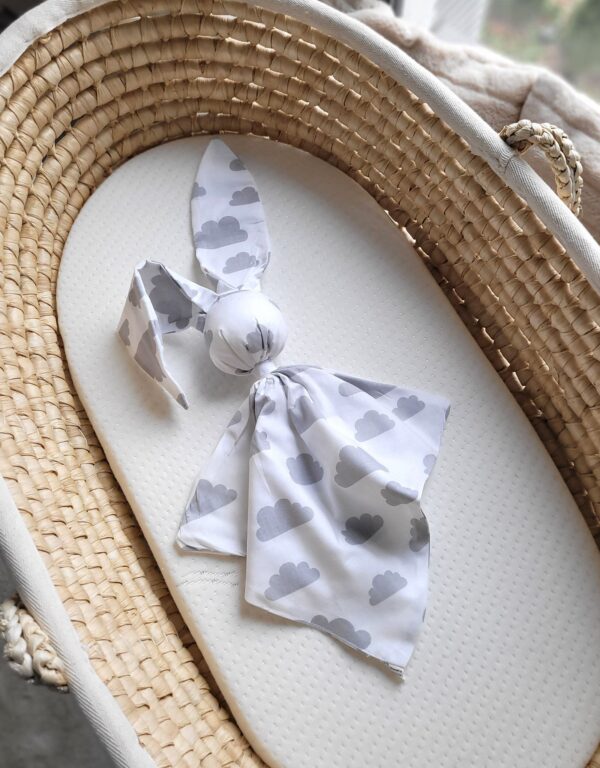 Miękka przytulanka kocyk króliczek z bawełny – Chmurki szare