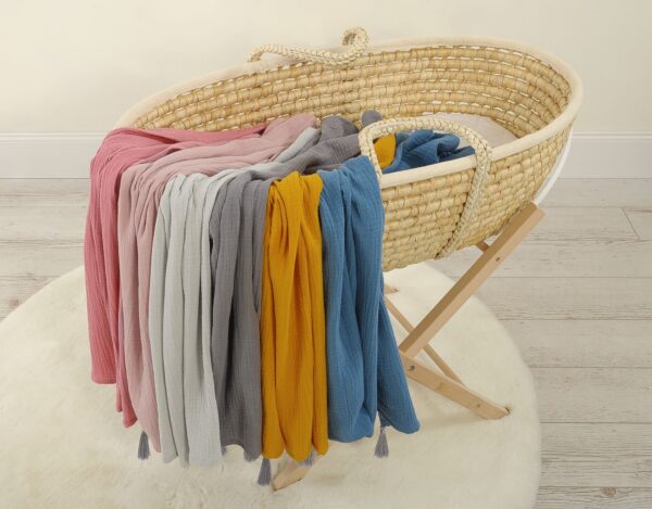 Muślinowy kocyk dla niemowląt z chwostami – musztardowy