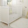Drewniane białe łóżeczko dla niemowląt 120x60cm Matteo z pełnym frontem