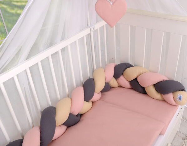 Ochraniacz warkocz pleciony do łóżeczka – beżowy-brudny róż-antracyt